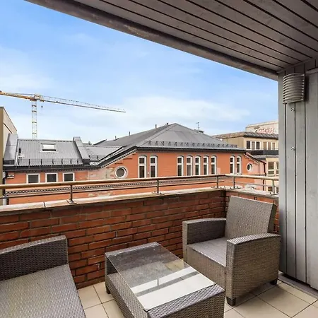 דירה Dinbnb L 15min To C Station L Huge Social Space L Balcony